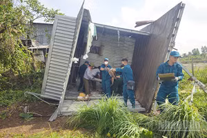 Hỗ trợ hộ gia đình khắc phục hậu quả thiên tai tại xã Long Phú Thuận.