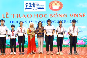 Trao học bổng tặng học sinh.