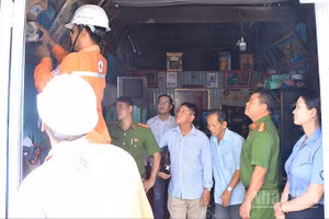 Các hộ dân được Điện lực Hồng Ngự hỗ trợ lắp đặt tại nhà hoàn toàn miễn phí. 
