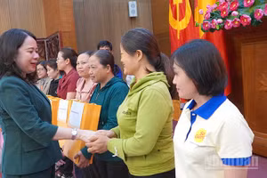 Phó Chủ tịch nước Võ Thị Ánh Xuân trao quà tặng công nhân hoàn cảnh khó khăn tỉnh Đồng Tháp.