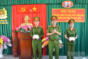 Đại tá Nguyễn Văn Lộc, Phó Giám đốc Công an tỉnh Đồng Tháp trao tiền hỗ trợ cho Thượng úy Nguyễn Thị Như Ngọc và Thượng sĩ Võ Trung Hậu.