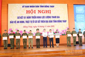 Chủ tịch Ủy ban nhân dân tỉnh Đồng Tháp Trần Trí Quang trao Bằng khen tặng các tập thể, cá nhân.