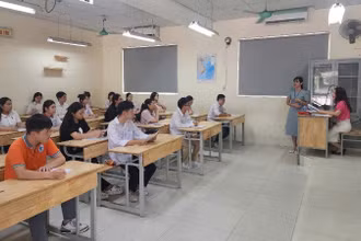 Thí sinh trước giờ làm bài tại điểm thi Trường trung học cơ sở Lĩnh Nam (phường Vĩnh Hưng, Hà Nội). (Ảnh: Long Thành)