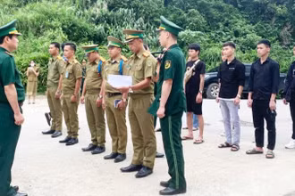 Các công dân Việt Nam là nạn nhân của tội phạm mua bán người được lực lượng chức năng giải cứu trở về nước. (Ảnh BỘ ĐỘI BIÊN PHÒNG)