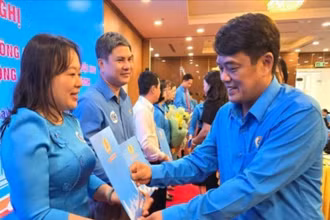 Ông Bùi Thanh Nhân, Chủ tịch Liên đoàn Lao động Thành phố Hồ Chí Minh trao quyết định thành lập công đoàn cho các Chủ tịch Công đoàn phường, xã, đặc khu trên địa bàn thành phố. (Ảnh: Nam Dương) 