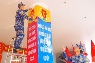Thượng tá Hà Văn Hậu, Phó Chính ủy Lữ đoàn chỉ đạo công tác trang trí tuyên truyền cho bầu cử.