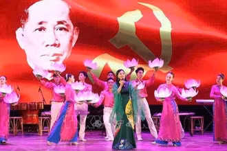 Nghệ sĩ Ưu tú Hương Giang trong chương trình nghệ thuật đặc biệt tưởng nhớ Tổng Bí thư Lê Duẩn tại Thành phố Hồ Chí Minh. (Ảnh: TTXVN)