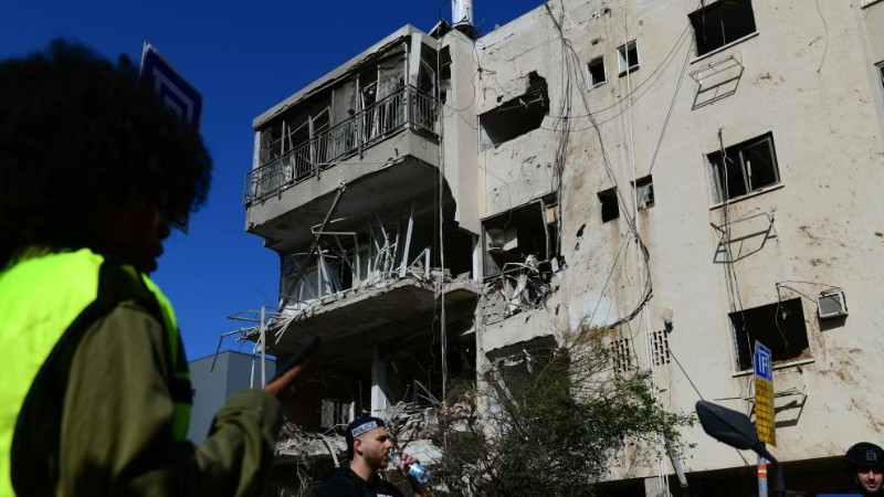 Lực lượng an ninh Israel và các nhân viên cứu hộ làm việc tại hiện trường vụ tấn công tên lửa từ Iran vào Tel Aviv, Israel, ngày 24/3/2026. (Ảnh: Xinhua)