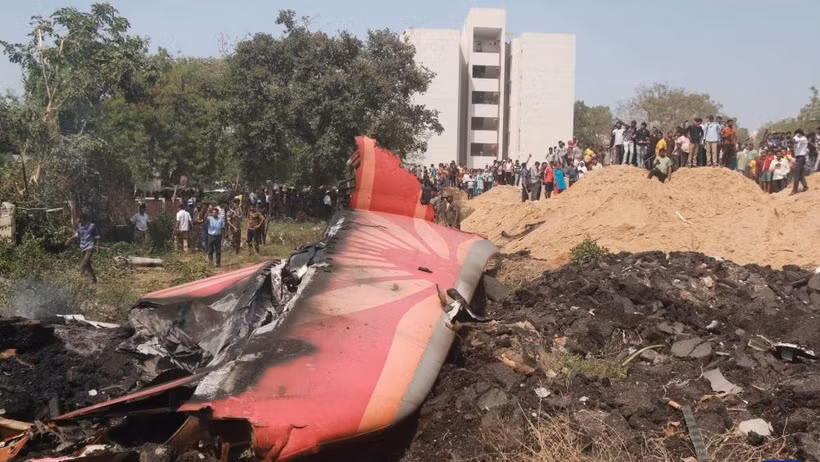 Mảnh vỡ của chiếc máy bay Air India bị rơi ở Ahmedabad, bang Gujarat, Ấn Độ, ngày 12/6/2025. (Ảnh: Xinhua)