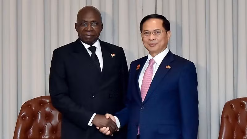 Phó Thủ tướng Chính phủ, Bộ trưởng Ngoại giao Bùi Thanh Sơn gặp Bộ trưởng Ngoại giao Angola Téte António. (Ảnh: Báo Thế giới & Việt Nam)