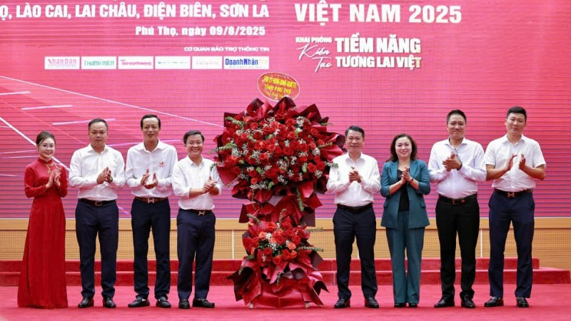 Lãnh đạo tỉnh Phú Thọ chúc mừng Hội Doanh nhân trẻ.