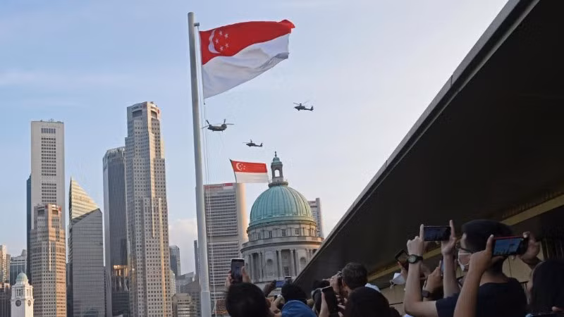 Trực thăng kéo cờ Singapore trong lễ kỷ niệm 57 năm Quốc khánh Singapore, ngày 9/8/2022. (Ảnh minh họa: Xinhua)