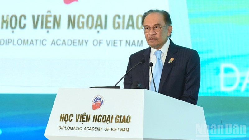 Thủ tướng Malaysia Anwar Ibrahim phát biểu tại Diễn đàn Tương lai ASEAN tổ chức tại Hà Nội, ngày 26/2/2025. (Ảnh: TRẦN HẢI)