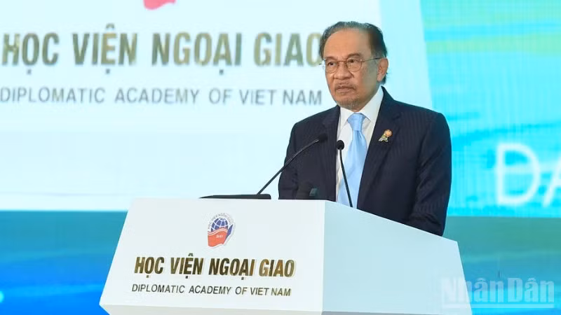Thủ tướng Malaysia Anwar Ibrahim phát biểu tại Diễn đàn Tương lai ASEAN tổ chức tại Hà Nội, ngày 26/2/2025. (Ảnh: TRẦN HẢI)
