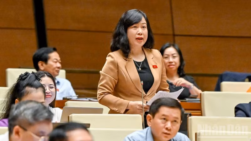 Bộ trưởng Y tế Đào Hồng Lan phát biểu giải trình, làm rõ các ý kiến đại biểu Quốc hội nêu tại phiên thảo luận. (Ảnh: THỦY NGUYÊN)