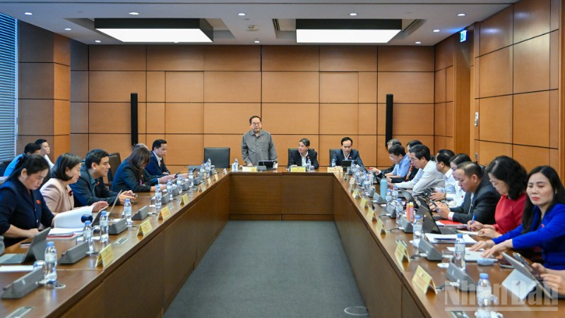 Quang cảnh phiên thảo luận tại Tổ 16 của Quốc hội (gồm các Đoàn đại biểu Quốc hội thành phố Đà Nẵng, tỉnh Tuyên Quang, tỉnh Cao Bằng) sáng 31/10/2025. (Ảnh: THỦY NGUYÊN)