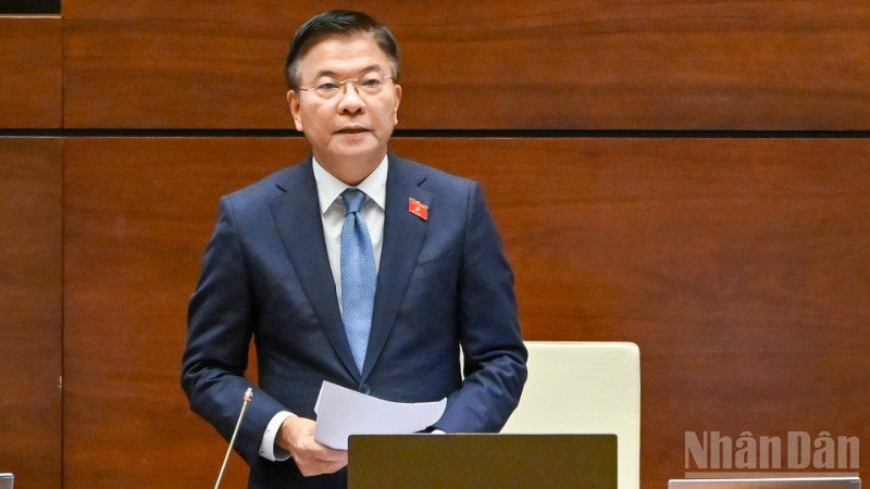 Phó Thủ tướng Chính phủ Lê Thành Long phát biểu giải trình, làm rõ các nội dung đại biểu Quốc hội nêu tại phiên thảo luận. (Ảnh: THỦY NGUYÊN)