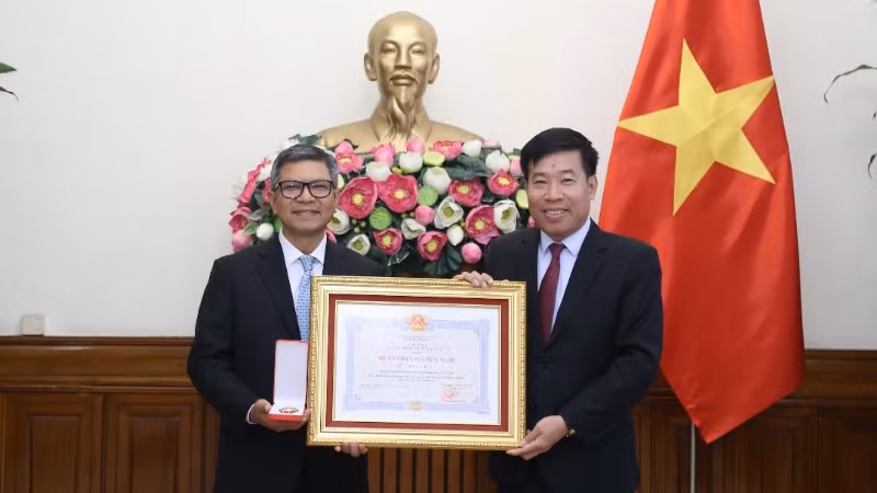 Thứ trưởng Ngoại giao Nguyễn Mạnh Cường trao Huân chương Hữu nghị cho Đại sứ Indonesia tại Việt Nam. (Ảnh: Báo Thế giới và Việt Nam)