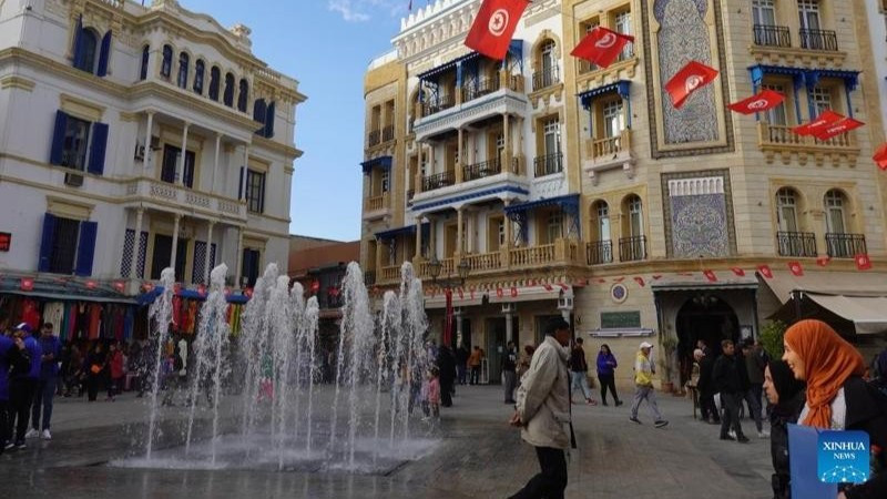 Người dân đi dạo tại một quảng trường trong khu phố cổ Medina ở Tunis, Tunisia, ngày 5/1/2023. (Ảnh: Xinhua)