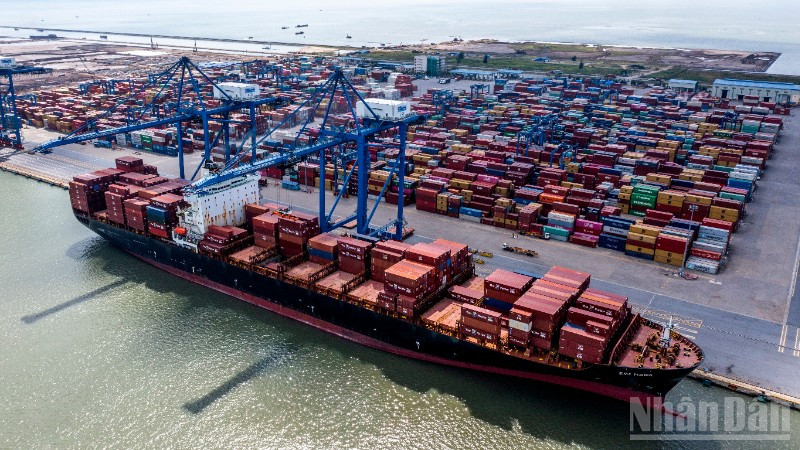 Tàu hàng bốc xếp hàng hóa tại cảng Hải Phòng. (Ảnh minh họa: THÀNH ĐẠT)