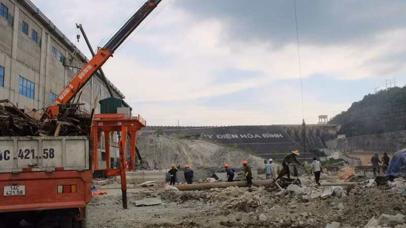 Dọn dẹp hoàn trả mặt bằng.