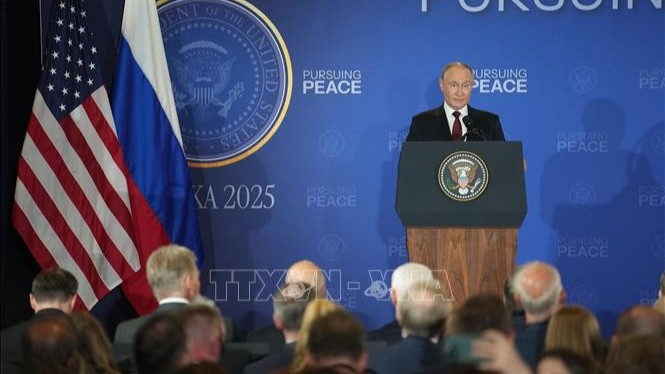 Tổng thống Nga Vladimir Putin trong cuộc họp báo chung sau hội đàm với Tổng thống Mỹ Donald Trump tại Căn cứ Elmendorf-Richardson ở Anchorage, bang Alaska (Mỹ), ngày 15/8/2025. (Ảnh: THX/TTXVN)
