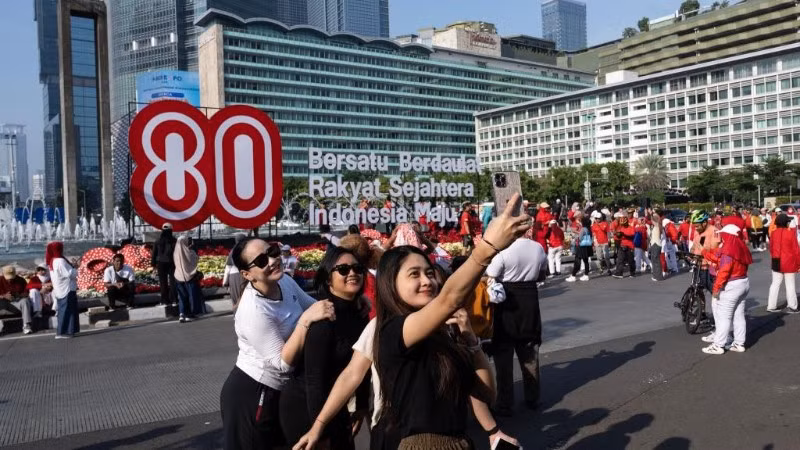 Người dân Indonesia trong lễ kỷ niệm 80 năm Quốc khánh tại Jakarta, Indonesia, ngày 17/8/2025. (Ảnh: Xinhua)
