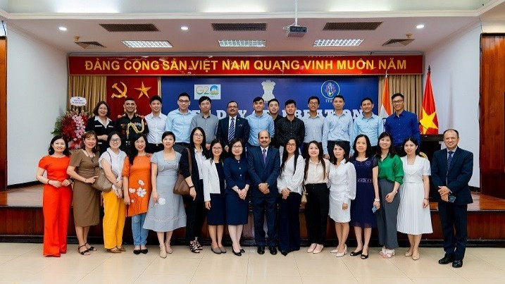 Các đại biểu cùng các cựu học viên lTEC chụp ảnh lưu niệm. (Ảnh minh họa: Đại sứ quán Ấn Độ tại Việt Nam)