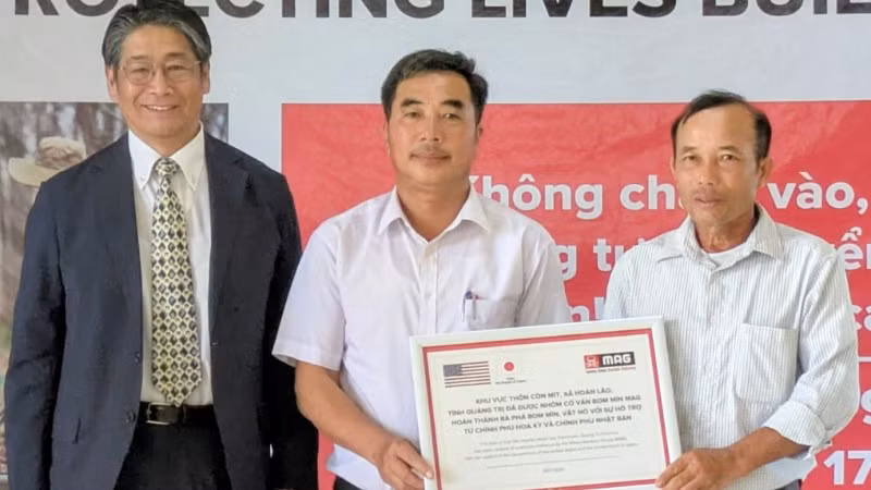 Trao chứng nhận đất đã sạch bom mìn cho địa phương tại Quảng Trị. (Ảnh: Đại sứ quán Nhật Bản tại Việt Nam)