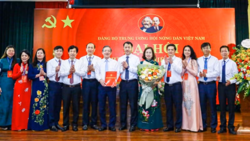 Đồng chí Ngô Văn Cương, Phó Bí thư Đảng ủy Mặt trận Tổ quốc, các đoàn thể Trung ương (thứ sáu từ phải sang) trao Quyết định về việc chỉ định đồng chí Lương Quốc Đoàn (thứ bảy từ phải sang) giữ chức Bí thư Đảng ủy Trung ương Hội Nông dân Việt Nam nhiệm kỳ 2025-2030. 