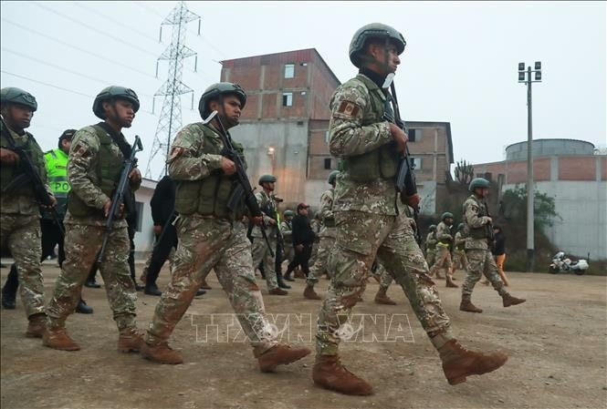 Binh sĩ Peru tuần tra trên đường phố tại Lima. (Ảnh: THX/TTXVN)
