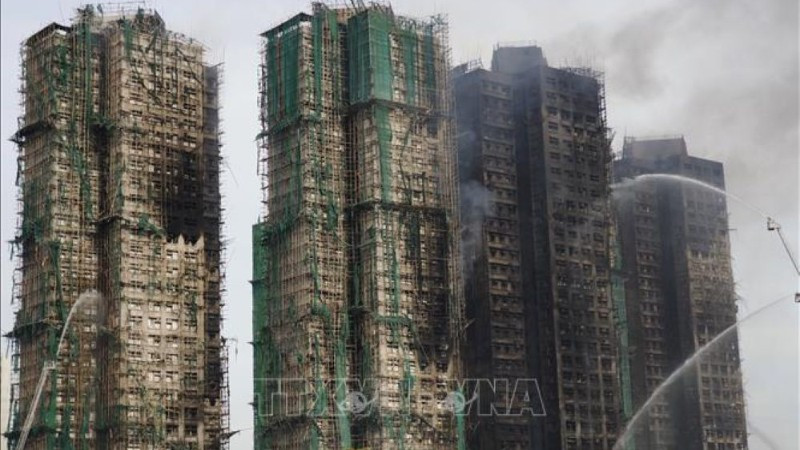 Khu tổ hợp Wang Fuk Court ở quận Tai Po, Hong Kong (Trung Quốc) bị thiêu rụi sau hỏa hoạn, ngày 27/11/2025. (Ảnh: THX/TTXVN)