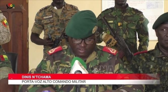 Nhóm binh sĩ quân đội Guinea-Bissau tuyên bố nắm quyền kiểm soát đất nước, tại Bissau, ngày 26/11/2025. (Ảnh: THX/TTXVN)