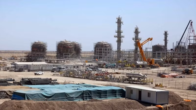 Quang cảnh nhà máy chế biến khí đốt tự nhiên đang được xây dựng tại mỏ dầu Halfaya ở tỉnh Maysan, miền nam Iraq. (Ảnh minh họa: Xinhua)