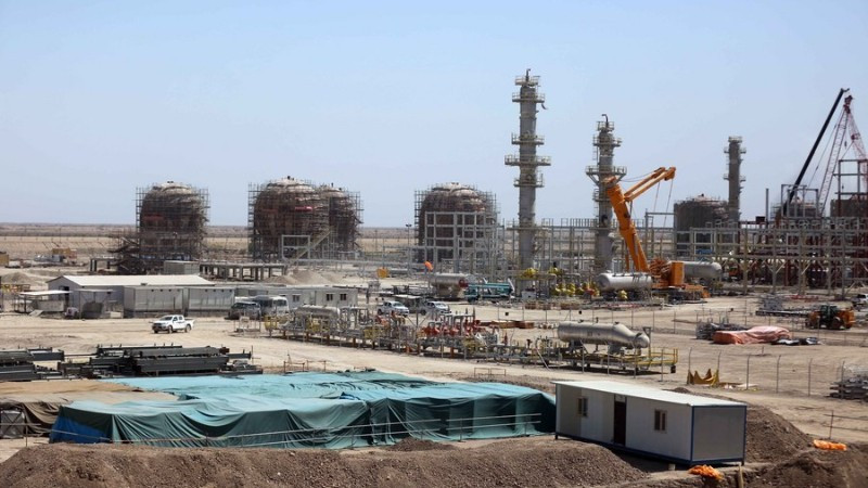 Quang cảnh nhà máy chế biến khí đốt tự nhiên đang được xây dựng tại mỏ dầu Halfaya ở tỉnh Maysan, miền nam Iraq. (Ảnh minh họa: Xinhua)