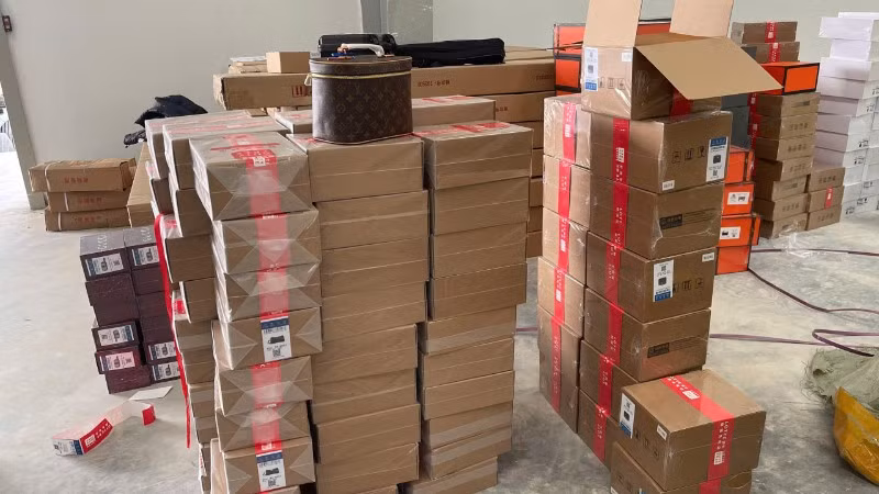 Tang vật giả mạo nhãn hiệu nổi tiếng bị lực lượng hải quan thu giữ. (Ảnh: Cục Hải quan)