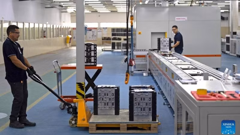 Công nhân làm việc tại Nhà máy pin BYD ở Manaus, thủ phủ bang Amazonas, Brazil. (Ảnh: Tân Hoa xã)