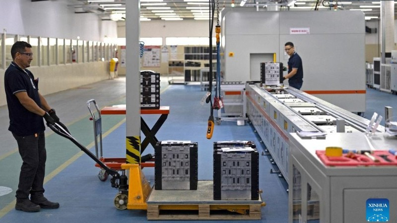 Công nhân làm việc tại Nhà máy pin BYD ở Manaus, thủ phủ bang Amazonas, Brazil. (Ảnh: Tân Hoa xã)