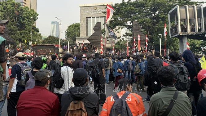 Hàng trăm người biểu tình tại Trụ sở Cảnh sát Thủ đô Jakarta (Polda Metro Jaya). (Ảnh: TTXVN)