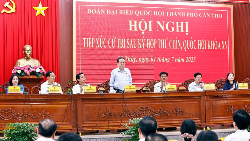 Chủ tịch Quốc hội Trần Thanh Mẫn tiếp xúc cử tri sau Kỳ họp thứ 9 tại Cần Thơ. (Ảnh: TTXVN)