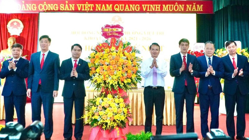 Bí thư Tỉnh ủy Phú Thọ Đặng Xuân Phong tặng hoa chúc mừng Hội đồng nhân dân phường Việt Trì. 