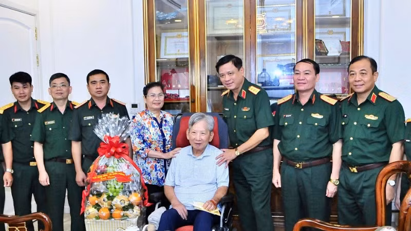 Đoàn công tác đến thăm các đồng chí nguyên lãnh đạo Bộ Quốc phòng.