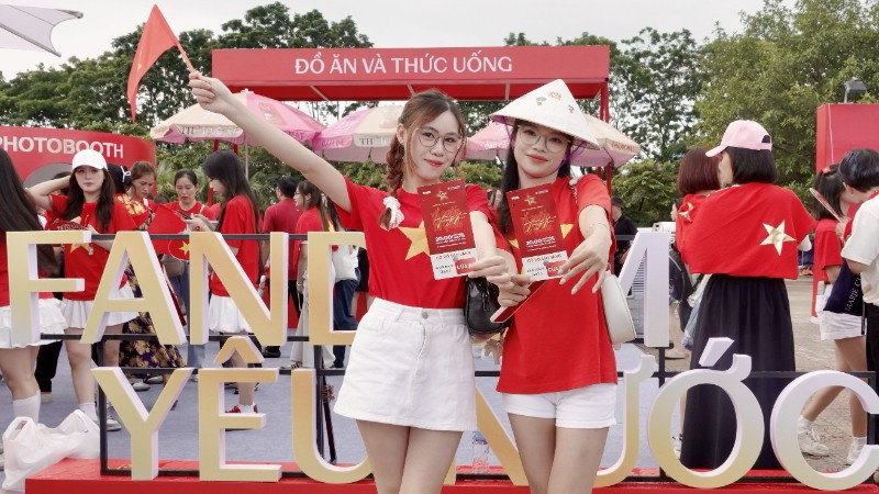 Các bạn trẻ check-in tại gian hàng Fandom Yêu nước với tấm vé chương trình “Tổ quốc trong tim” trên tay. (Ảnh: BTC)