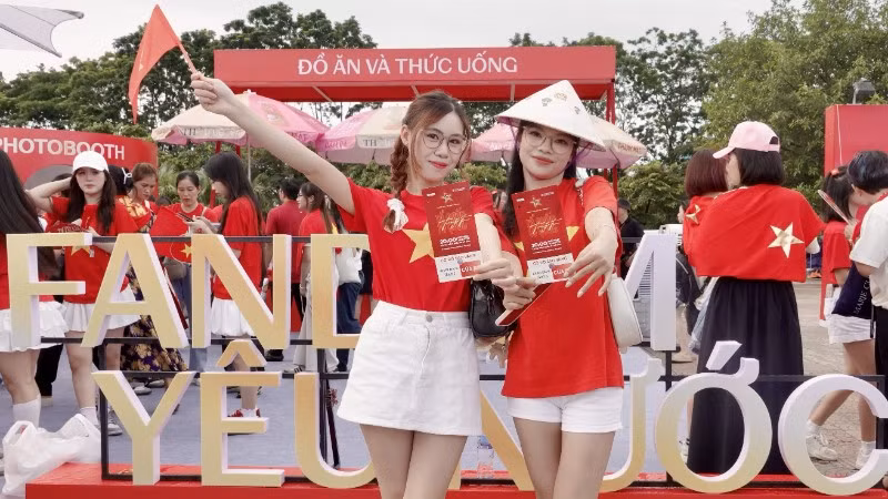Các bạn trẻ check-in tại gian hàng Fandom Yêu nước với tấm vé chương trình “Tổ quốc trong tim” trên tay. (Ảnh: BTC)
