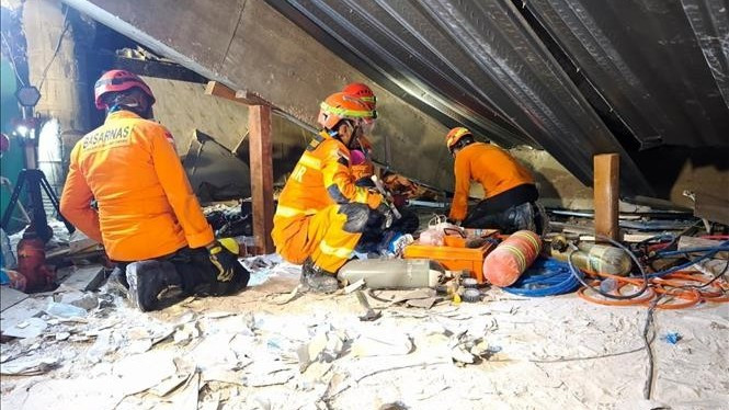 Lực lượng cứu hộ tìm kiếm nạn nhân tại hiện trường vụ sập trường học ở Đông Java, Indonesia ngày 2/10/2025. (Ảnh: THX/TTXVN)