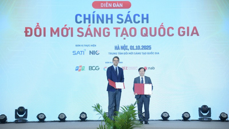 Đại diện Cục Đổi mới sáng tạo và GIZ trao đổi thỏa thuận triển khai dự án. (Ảnh: GIZ)