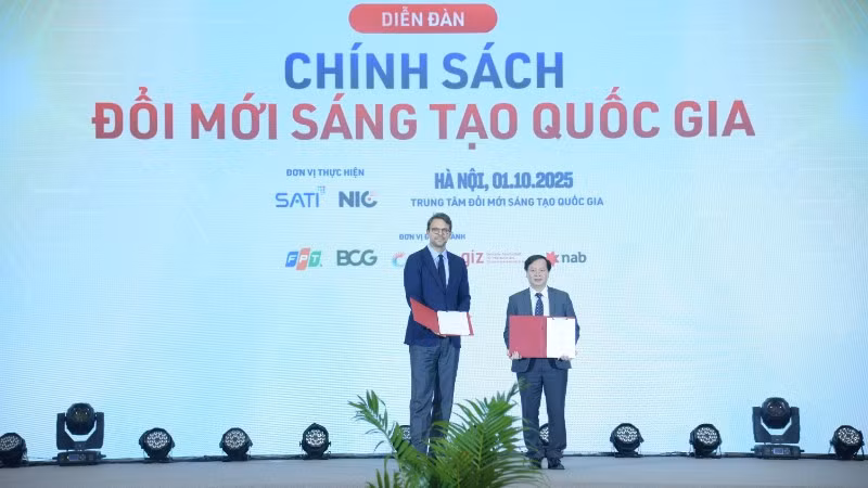 Đại diện Cục Đổi mới sáng tạo và GIZ trao đổi thỏa thuận triển khai dự án. (Ảnh: GIZ)