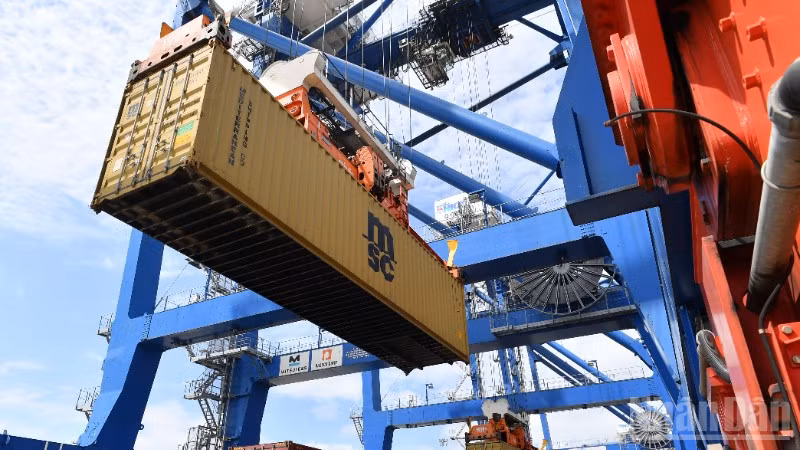 Bốc xếp container tại Cảng Đình Vũ, Hải Phòng. (Ảnh: THÀNH ĐẠT)