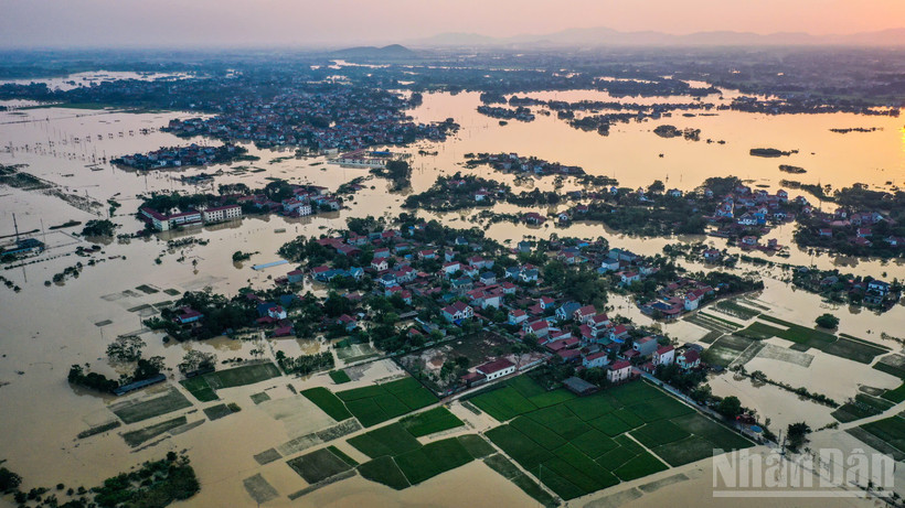 Toàn cảnh xã Hoàng Vân (Bắc Ninh) chìm trong biển nước.