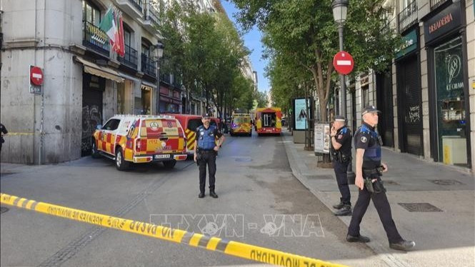 Hiện trường vụ sập một phần tòa nhà ở Madrid, Tây Ban Nha, ngày 7/10/2025. (Ảnh: THX/TTXVN)